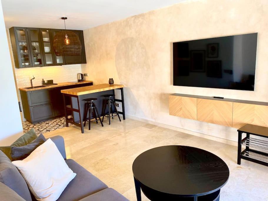 Stylish & Modern 1 Bedroom Suite On Frontline Of Playa Del Duque Costa Adeje  Buitenkant foto
