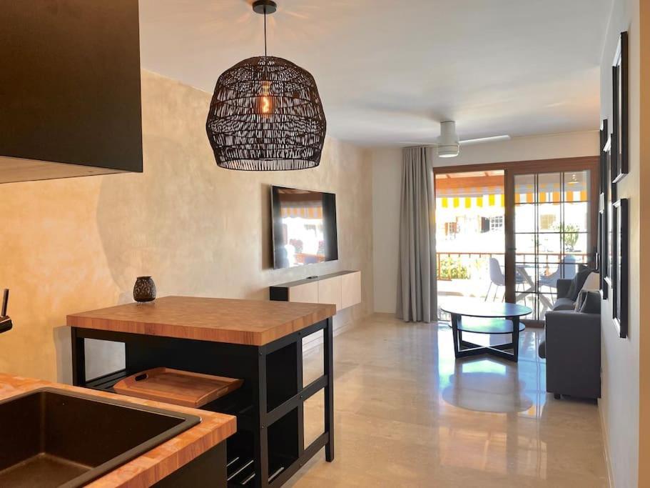 Stylish & Modern 1 Bedroom Suite On Frontline Of Playa Del Duque Costa Adeje  Buitenkant foto